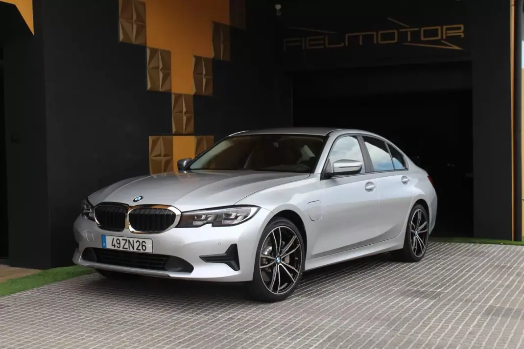 BMW 330 2019 - 26800 EUR, 38754 km - AUTO.MOTO.pt - 38754km - foto 1 de 9