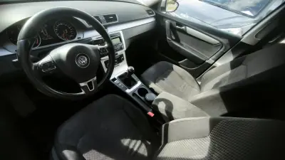 Volkswagen Passat 2013 - 10950 EUR, 215000 km - AUTO.MOTO.pt - 215000km - foto 8 de 10
