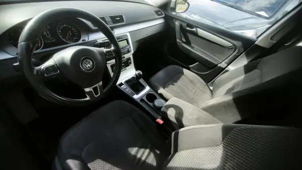 Volkswagen Passat 2013 - 10950 EUR, 215000 km - AUTO.MOTO.pt - 215000km - foto 8 de 10
