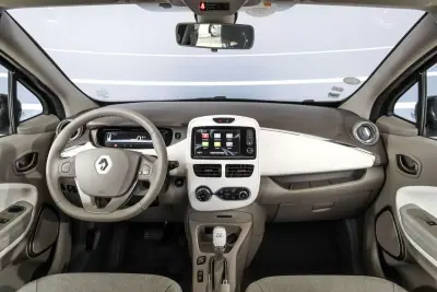 Renault Zoe 2017 - 15000 EUR, 45000 km - AUTO.MOTO.pt - 45000km - foto 6 de 15