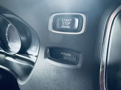 Volvo V40 2013 - 9990 EUR, 258002 km - AUTO.MOTO.pt - 258002km - foto 30 de 31