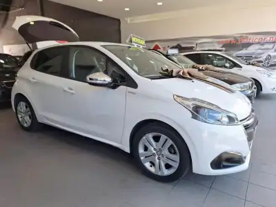 Peugeot 208 2017 - 7900 EUR, 157000 km - AUTO.MOTO.pt - 157000km - foto 4 de 15