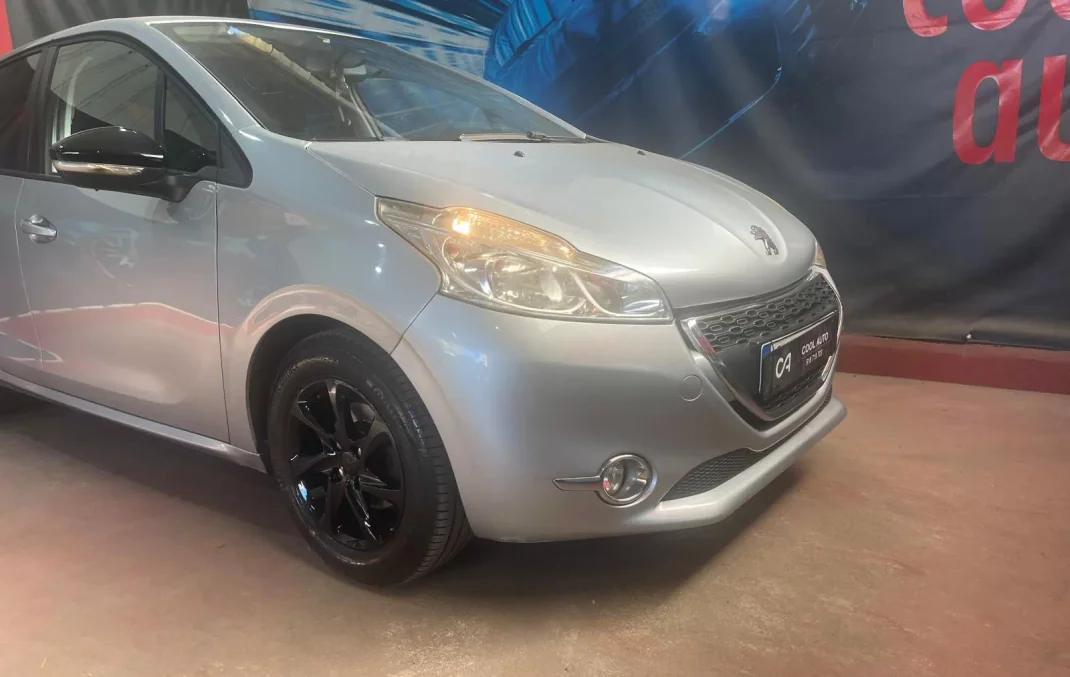 Peugeot 208 2013 - 6999 EUR, 195000 km - AUTO.MOTO.pt - 195000km - foto 20 de 35