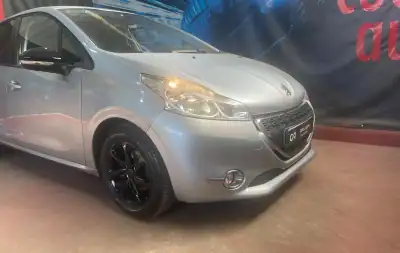 Peugeot 208 2013 - 6999 EUR, 195000 km - AUTO.MOTO.pt - 195000km - foto 20 de 35