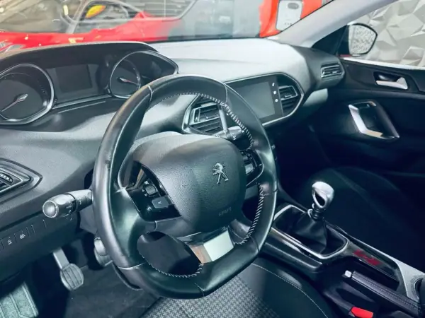 Peugeot 308 2019 - 12990 EUR, 119631 km - AUTO.MOTO.pt - 119631km - foto 22 de 26