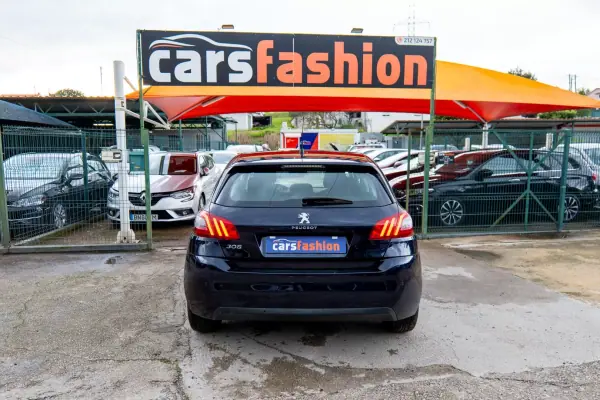 Peugeot 308 2018 - 12000 EUR, 185000 km - AUTO.MOTO.pt - 185000km - foto 12 de 17