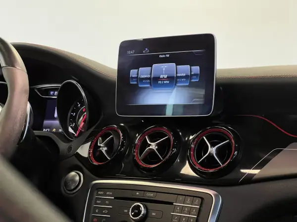 Mercedes-Benz CLA 45 AMG 2019 - 39990 EUR, 95000 km - AUTO.MOTO.pt - 95000km - foto 25 de 57