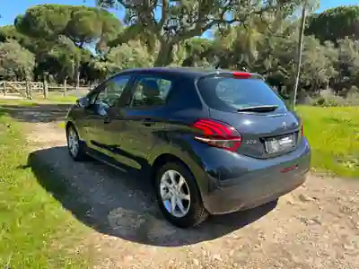 Peugeot 208 2017 - 7850 EUR, 130754 km - AUTO.MOTO.pt - 130754km - foto 3 de 10