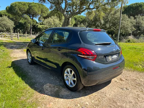 Peugeot 208 2017 - 7850 EUR, 130754 km - AUTO.MOTO.pt - 130754km - foto 3 de 10