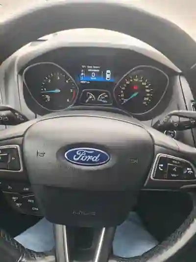 Ford Focus 2014 - 5000 EUR, 296000 km - AUTO.MOTO.pt - 296000km - foto 8 de 9