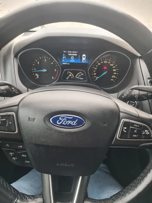 Ford Focus 2014 - 5000 EUR, 296000 km - AUTO.MOTO.pt - 296000km - foto 8 de 9