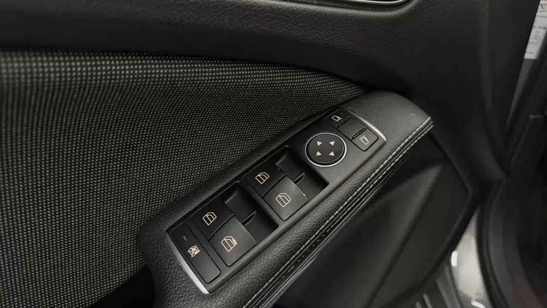 Mercedes-Benz A 180 2014 - 13990 EUR, 259250 km - AUTO.MOTO.pt - 259250km - foto 21 de 29