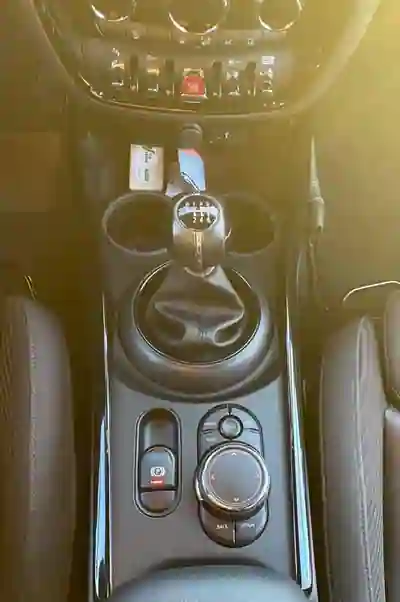 MINI Clubman 2018 - 16500 EUR, 270000 km - AUTO.MOTO.pt - 270000km - foto 9 de 12