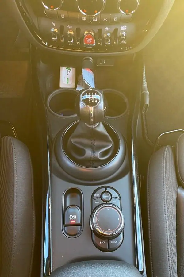 MINI Clubman 2018 - 16500 EUR, 270000 km - AUTO.MOTO.pt - 270000km - foto 9 de 12
