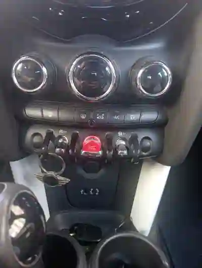 MINI Cooper 2015 - 12500 EUR, 131000 km - AUTO.MOTO.pt - 131000km - foto 6 de 7
