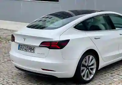 Tesla Model 3 2019 - 20000 EUR, 72000 km - AUTO.MOTO.pt - 72000km - foto 2 de 10