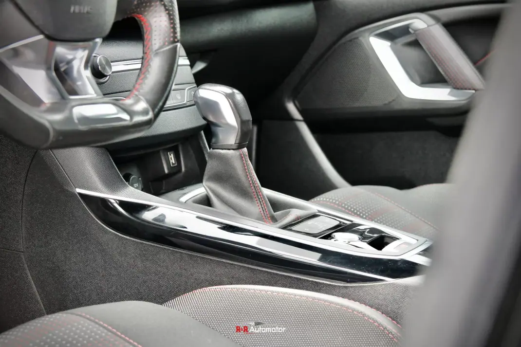 Peugeot 308 2018 - 14750 EUR, 218000 km - 218000km - foto 35 de 42