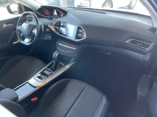 Peugeot 308 2019 - 11900 EUR, 181000 km - AUTO.MOTO.pt - 181000km - foto 9 de 13