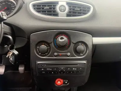 Renault Clio Break 2009 - 5450 EUR, 202000 km - AUTO.MOTO.pt - 202000km - foto 23 de 26