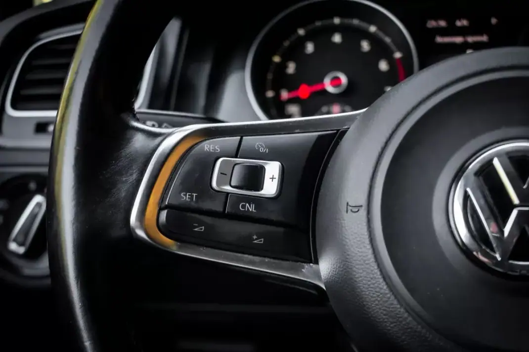 Volkswagen Golf 2015 - 24990 EUR, 83192 km - AUTO.MOTO.pt - 83192km - foto 14 de 45