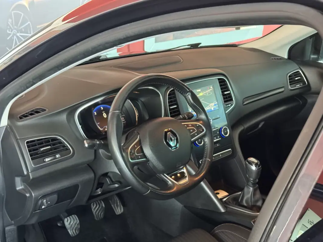 Renault Mégane 2016 - 12990 EUR, 137575 km - AUTO.MOTO.pt - 137575km - foto 16 de 20