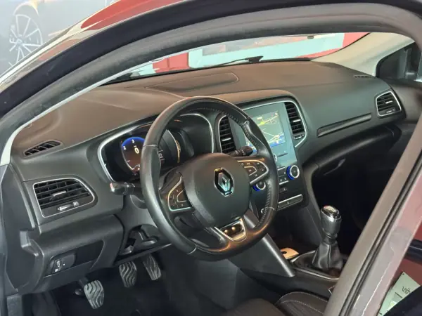 Renault Mégane 2016 - 12990 EUR, 137575 km - AUTO.MOTO.pt - 137575km - foto 16 de 20