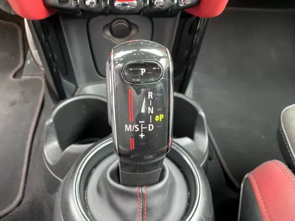 MINI John Cooper Works 2018 - 25750 EUR, 130063 km - AUTO.MOTO.pt - 130063km - foto 14 de 18