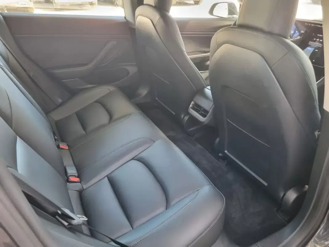 Tesla Model 3 2020 - 24900 EUR, 64000 km - 64000km - foto 9 de 16