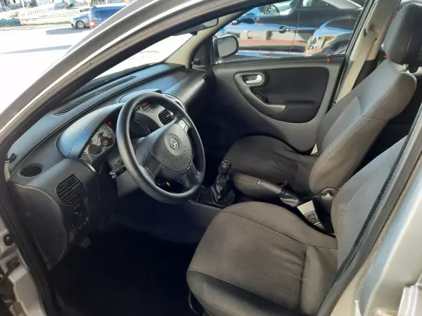 Opel Corsa 2006 - 4750 EUR, 195121 km - AUTO.MOTO.pt - 195121km - foto 5 de 7