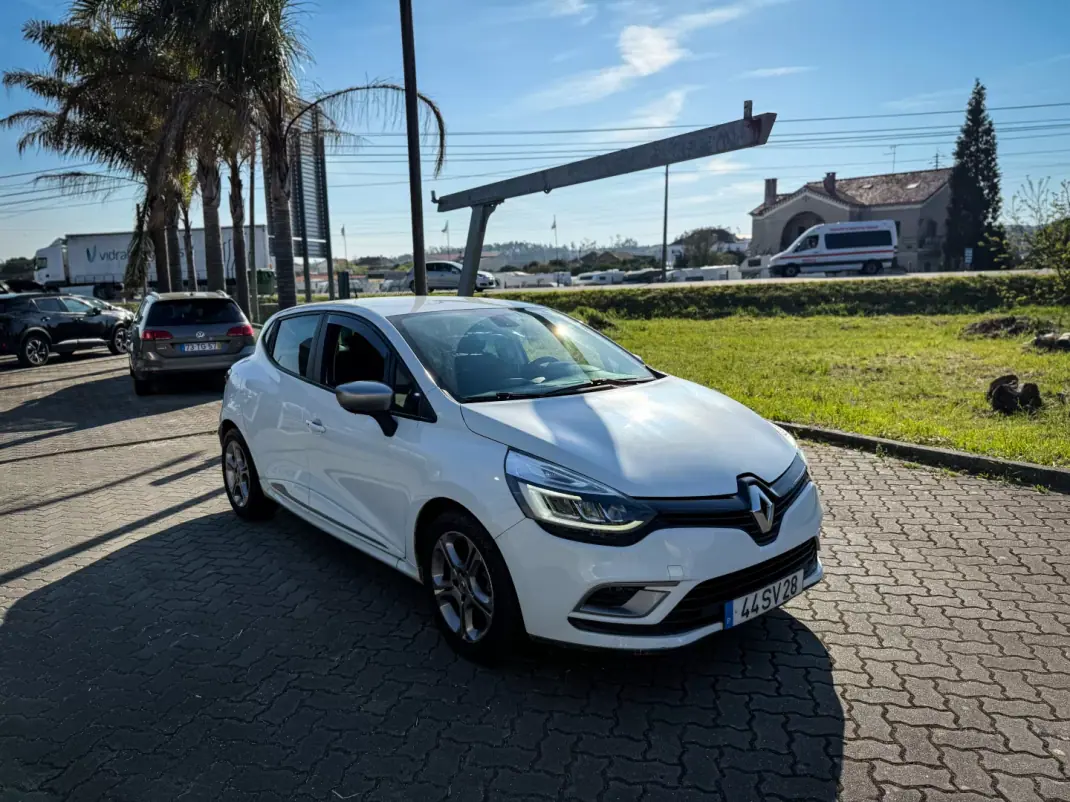 Renault Clio 2017 - 10500 EUR, 107000 km - AUTO.MOTO.pt - 107000km - foto 9 de 12