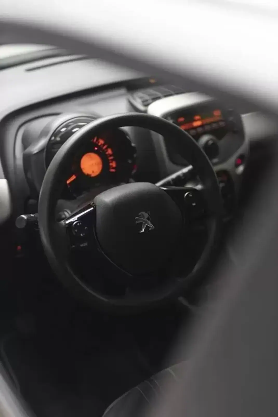 Peugeot 108 2017 - 9500 EUR, 49390 km - AUTO.MOTO.pt - 49390km - foto 28 de 45