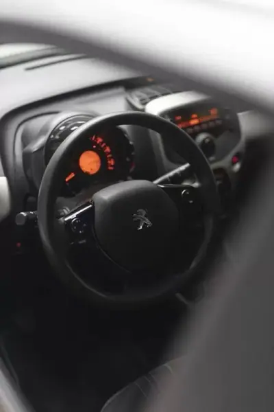 Peugeot 108 2017 - 9500 EUR, 49390 km - AUTO.MOTO.pt - 49390km - foto 28 de 45