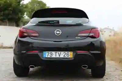 Opel Astra GTC 2017 - 18900 EUR, 62000 km - AUTO.MOTO.pt - 62000km - foto 5 de 15