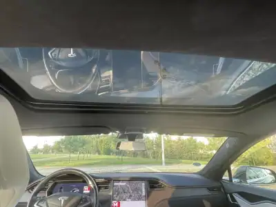 Tesla Model S 2018 - 37900 EUR, 131000 km - AUTO.MOTO.pt - 131000km - foto 9 de 11