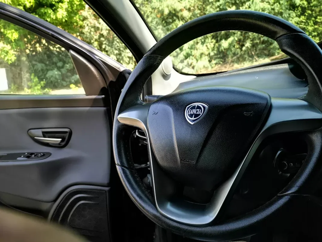 Lancia Ypsilon 2014 - 7500 EUR, 100000 km - AUTO.MOTO.pt - 100000km - foto 25 de 36
