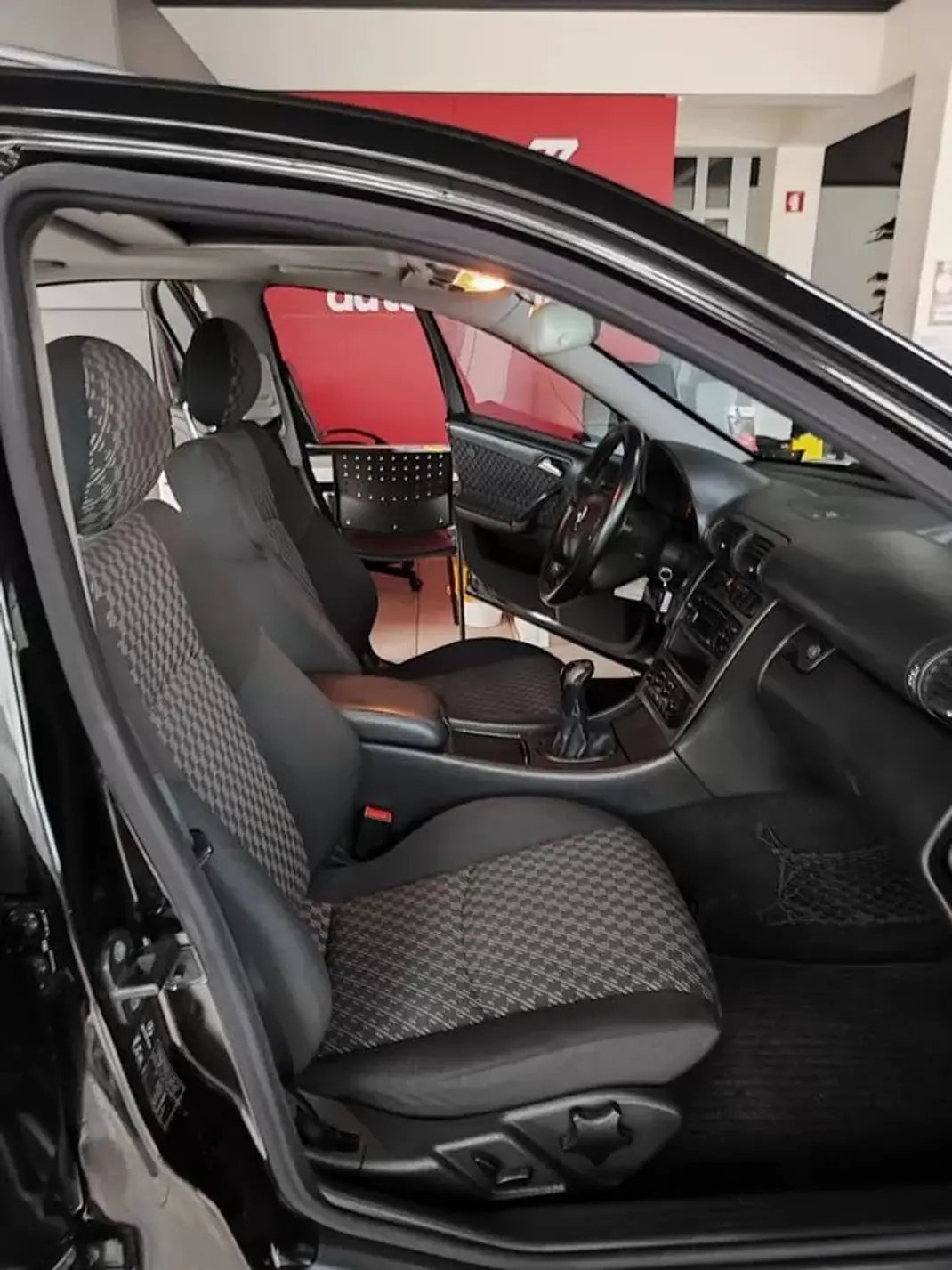 Mercedes-Benz C 220 2000 - 5750 EUR, 372700 km - AUTO.MOTO.pt - 372700km - foto 25 de 60