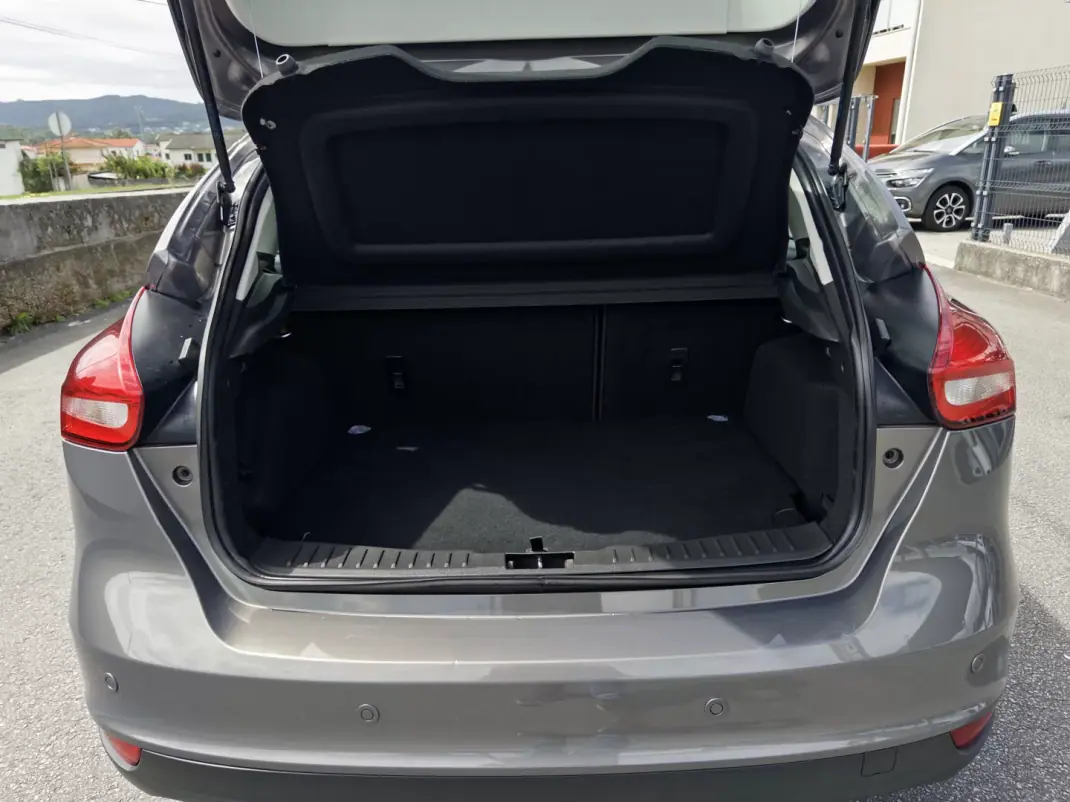 Ford Focus 2016 - 9990 EUR, 103000 km - AUTO.MOTO.pt - 103000km - foto 38 de 42