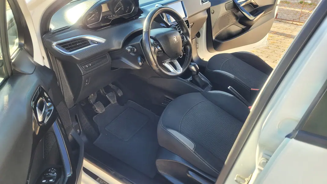 Peugeot 208 2016 - 7990 EUR, 83697 km - AUTO.MOTO.pt - 83697km - foto 5 de 10