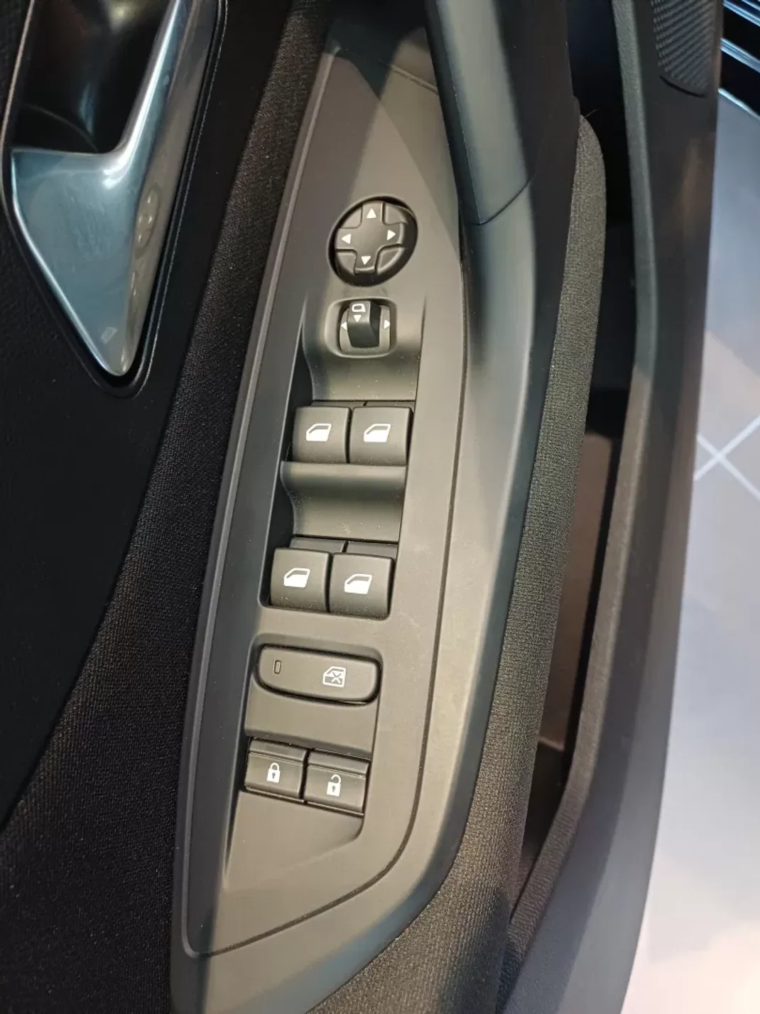 Peugeot 308 SW 2025 - 29750 EUR, 5900 km - AUTO.MOTO.pt - 5900km - foto 12 de 26