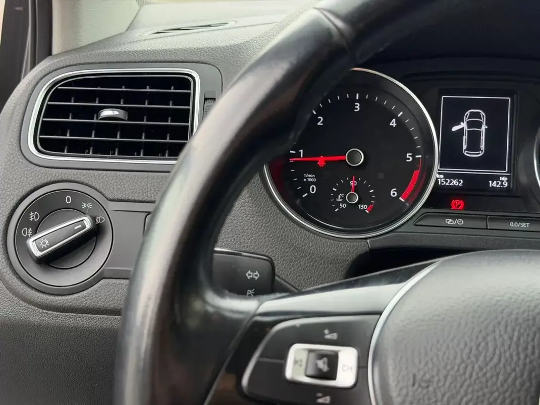 Volkswagen Polo 2017 - 10900 EUR, 152200 km - AUTO.MOTO.pt - 152200km - foto 27 de 28