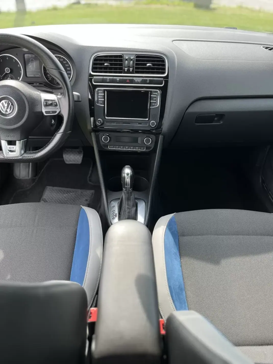 Volkswagen Polo 2013 - 12900 EUR, 150000 km - AUTO.MOTO.pt - 150000km - foto 12 de 13