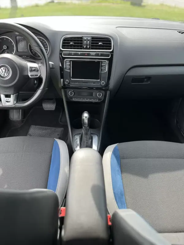 Volkswagen Polo 2013 - 12900 EUR, 150000 km - AUTO.MOTO.pt - 150000km - foto 12 de 13
