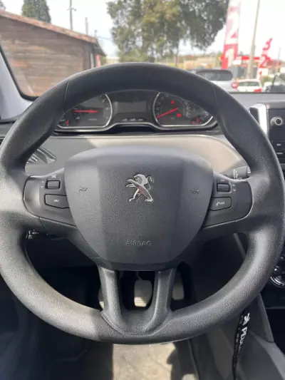 Peugeot 208 2015 - 7250 EUR, 84100 km - AUTO.MOTO.pt - 84100km - foto 15 de 19