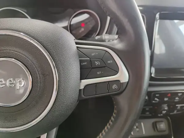 Jeep Compass 2018 - 17250 EUR, 110000 km - AUTO.MOTO.pt - 110000km - foto 28 de 34