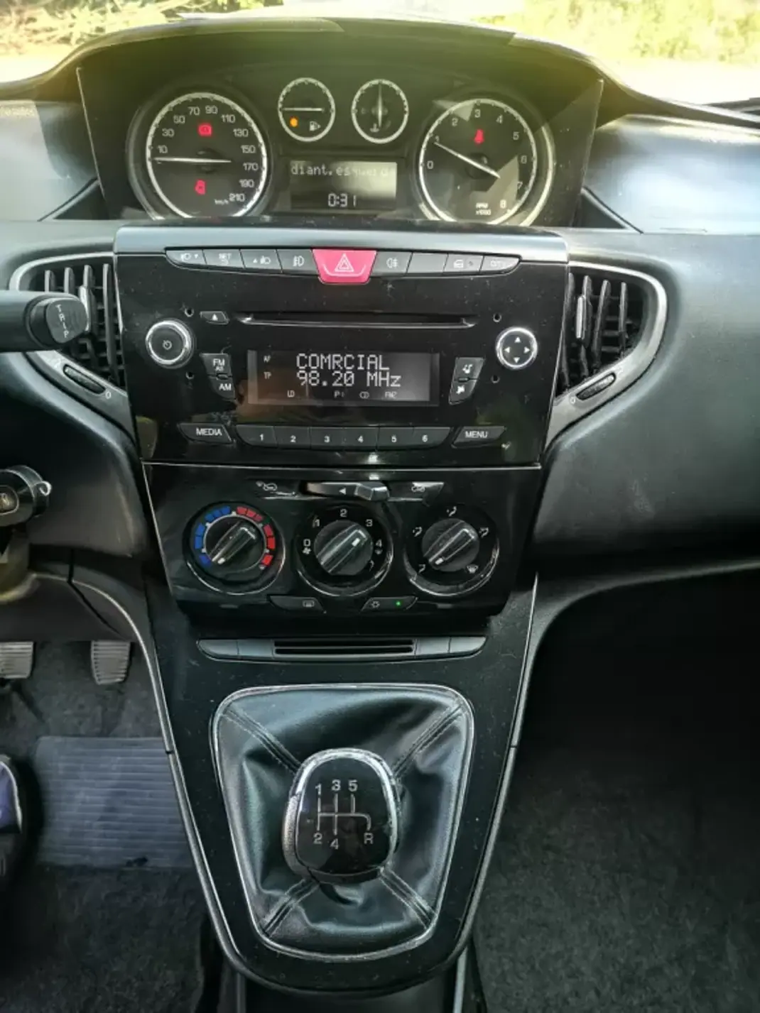 Lancia Ypsilon 2014 - 7500 EUR, 100000 km - AUTO.MOTO.pt - 100000km - foto 24 de 36