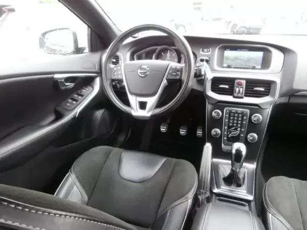 Volvo V40 2017 - 16800 EUR, 170641 km - AUTO.MOTO.pt - 170641km - foto 15 de 41