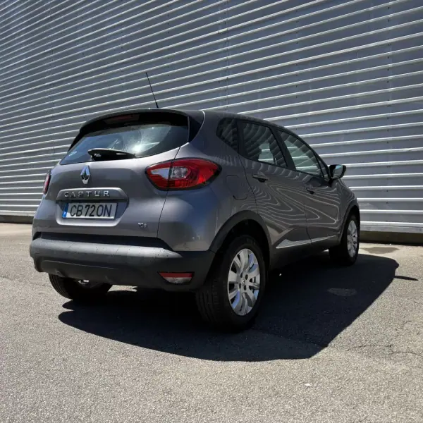 Renault Captur 2017 - 10900 EUR, 125000 km - AUTO.MOTO.pt - 125000km - foto 3 de 7