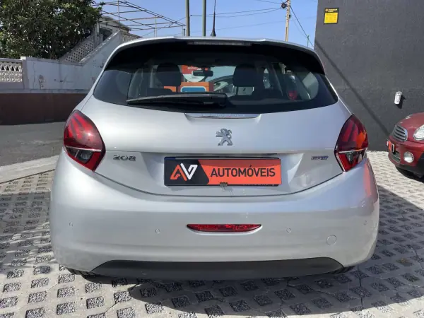 Peugeot 208 2016 - 13950 EUR, 129338 km - AUTO.MOTO.pt - 129338km - foto 6 de 12