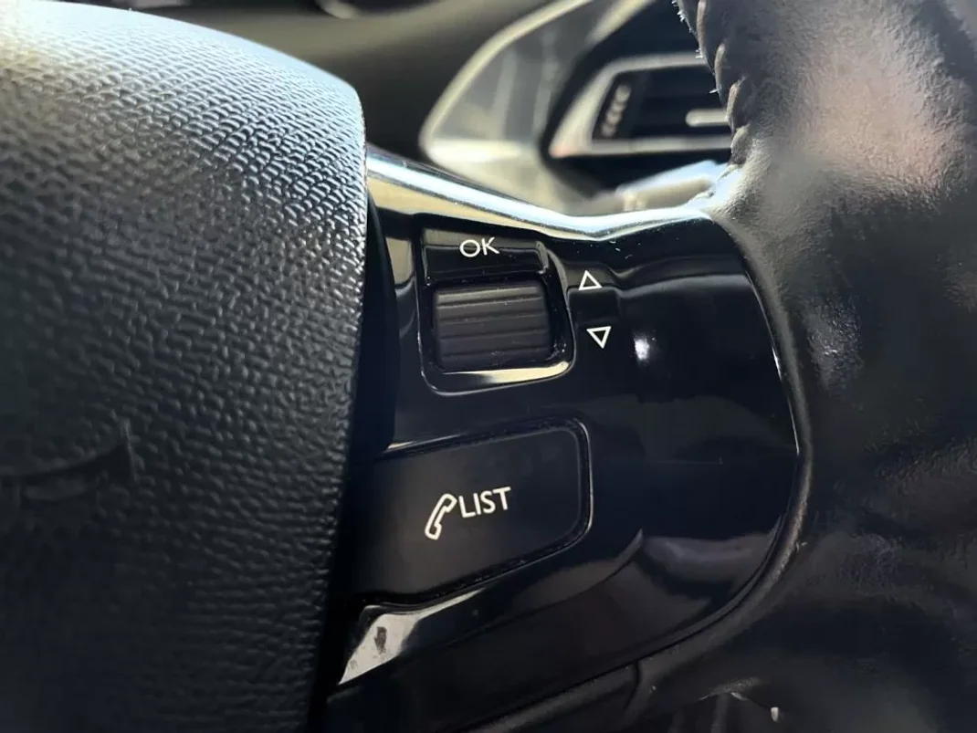 Peugeot 308 2015 - 12500 EUR, 144858 km - AUTO.MOTO.pt - 144858km - foto 34 de 73