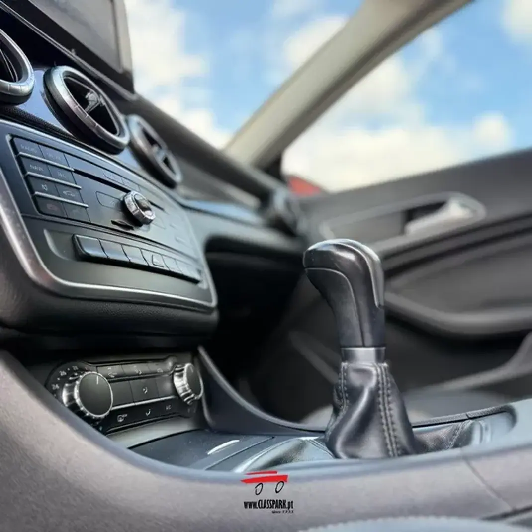 Mercedes-Benz CLA 180 2015 - 17500 EUR, 184000 km - AUTO.MOTO.pt - 184000km - foto 13 de 22